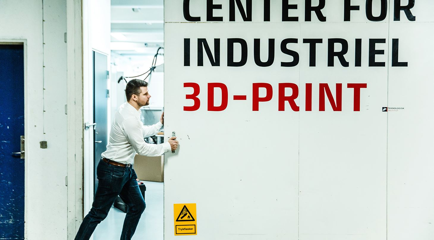 Mand skubber port op til 3D-print center